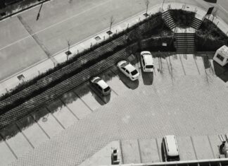 Güneş Enerjisi İle Elektrikli Araç Şarjı Yapmak Mümkün Mü? Keşfedin!